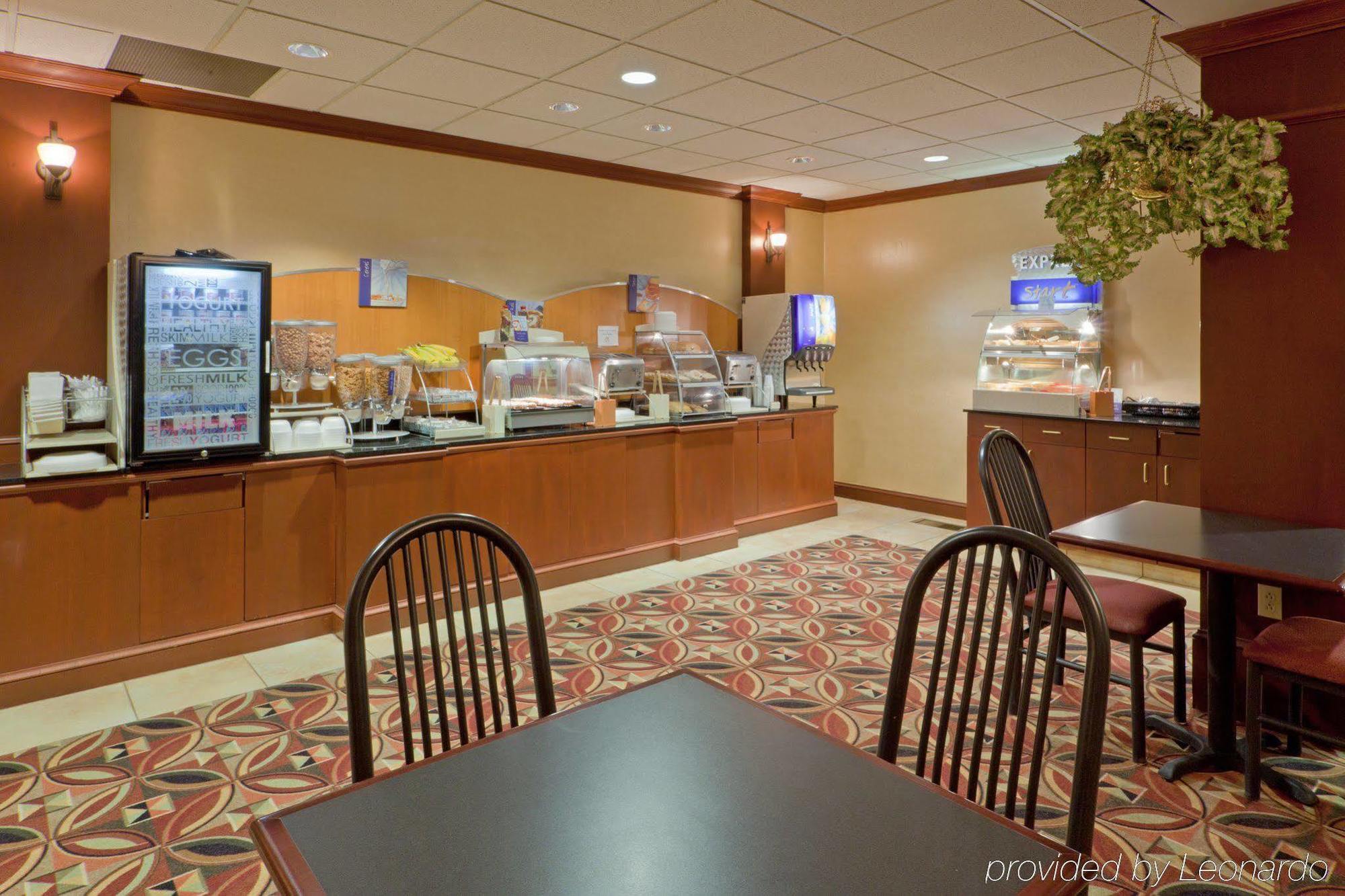 Holiday Inn Express Hotel & Suites Kent State University Restaurace fotografie